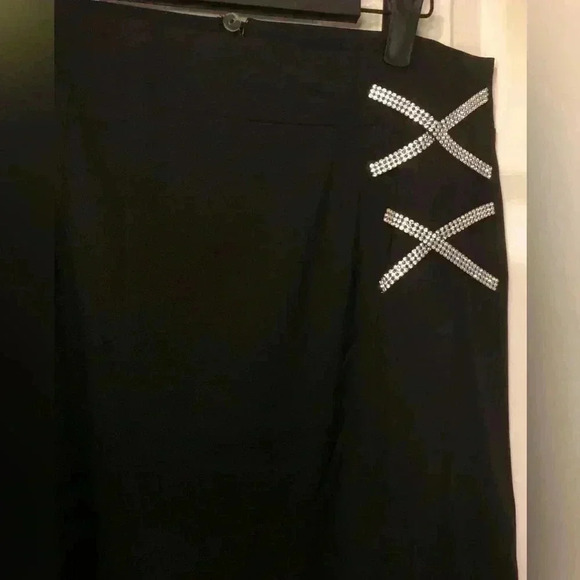 Black skirt with rhinestone accents size 6P - Picture 4 of 12